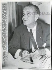 1956 Press Photo Senator Lyndon Johnson Talks with Newsmen in Chicago