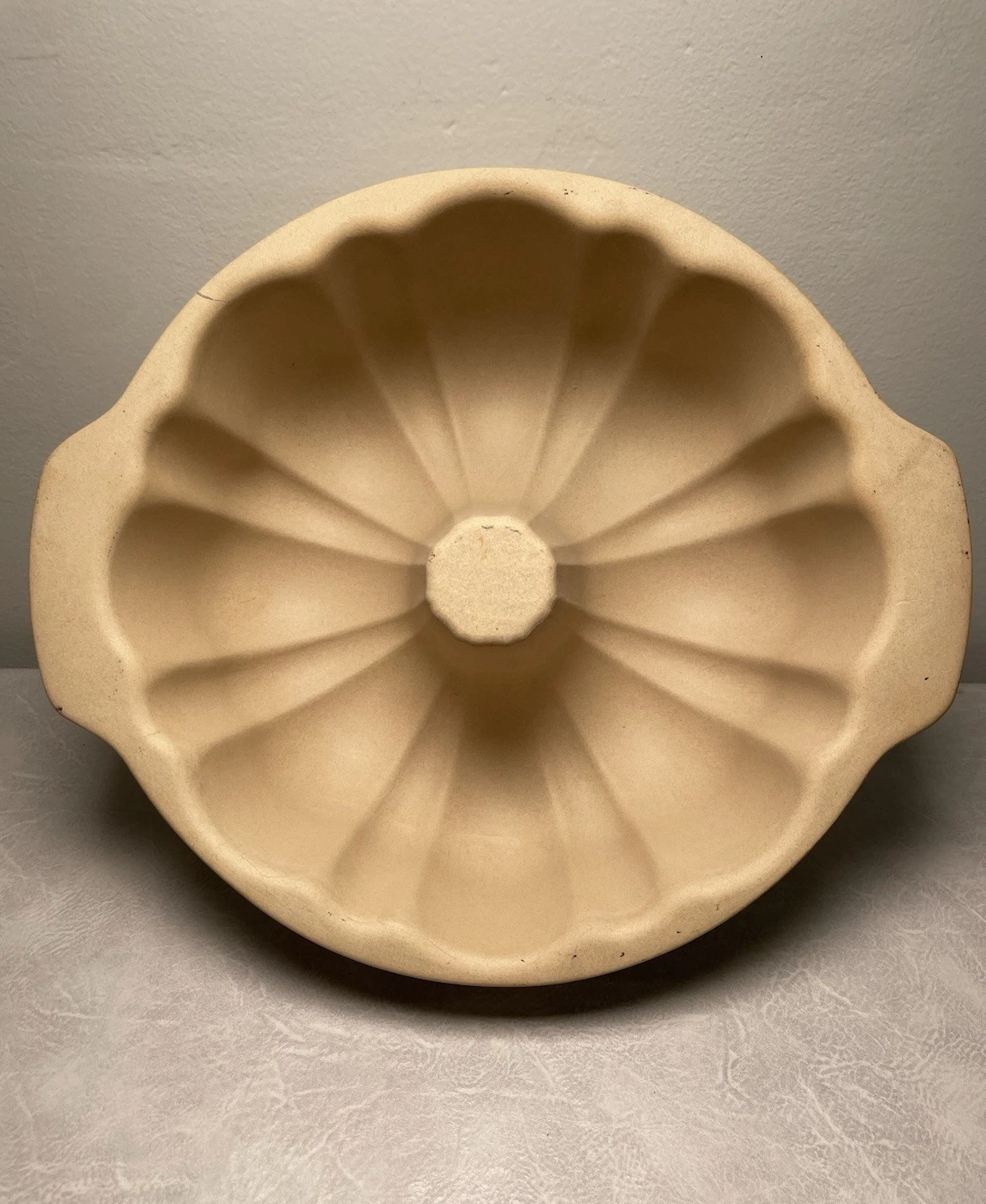 Pampered Chef Stoneware 10" Fluted Bundt Cake Pan
