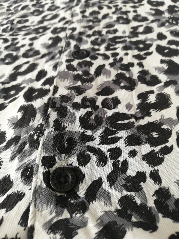 Camisa Brave Soul London Mediana Leopardo Abotonada Manga Corta Nueva. Foto 3 de 4