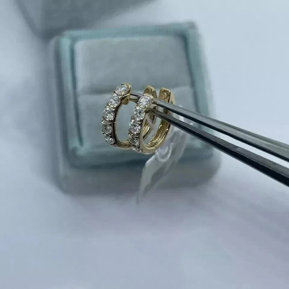 Aretes tipo argolla Huggie pequeños de diamantes reales de corte redondo de 0,60 quilates enchapados en oro amarillo de 14 quilates Foto 3 de 4