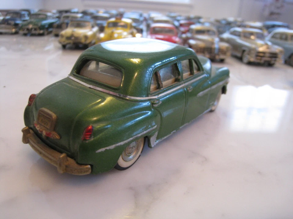 Modelo de coche a escala sedán personalizado de 4 puertas DeSoto 1949 con formas de aleación 1:43 Foto 4 de 4