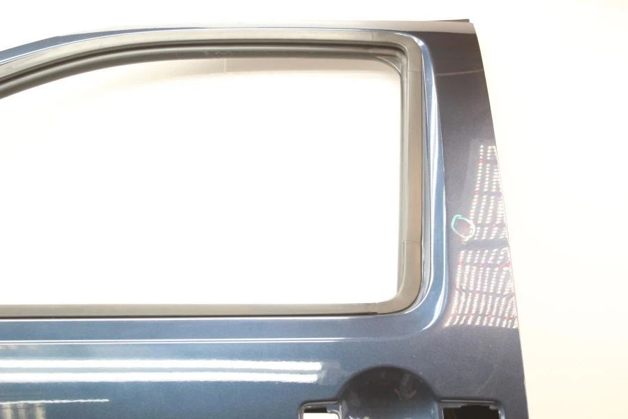 Porta dianteira esquerda driver Nissan Frontier azul 2016-2018 com moldura lateral da carroceria - Imagem 4 de 4