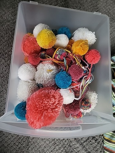 Pompones de hilo hechos a mano diferentes tamaños y colores - Imagen 2 de 4