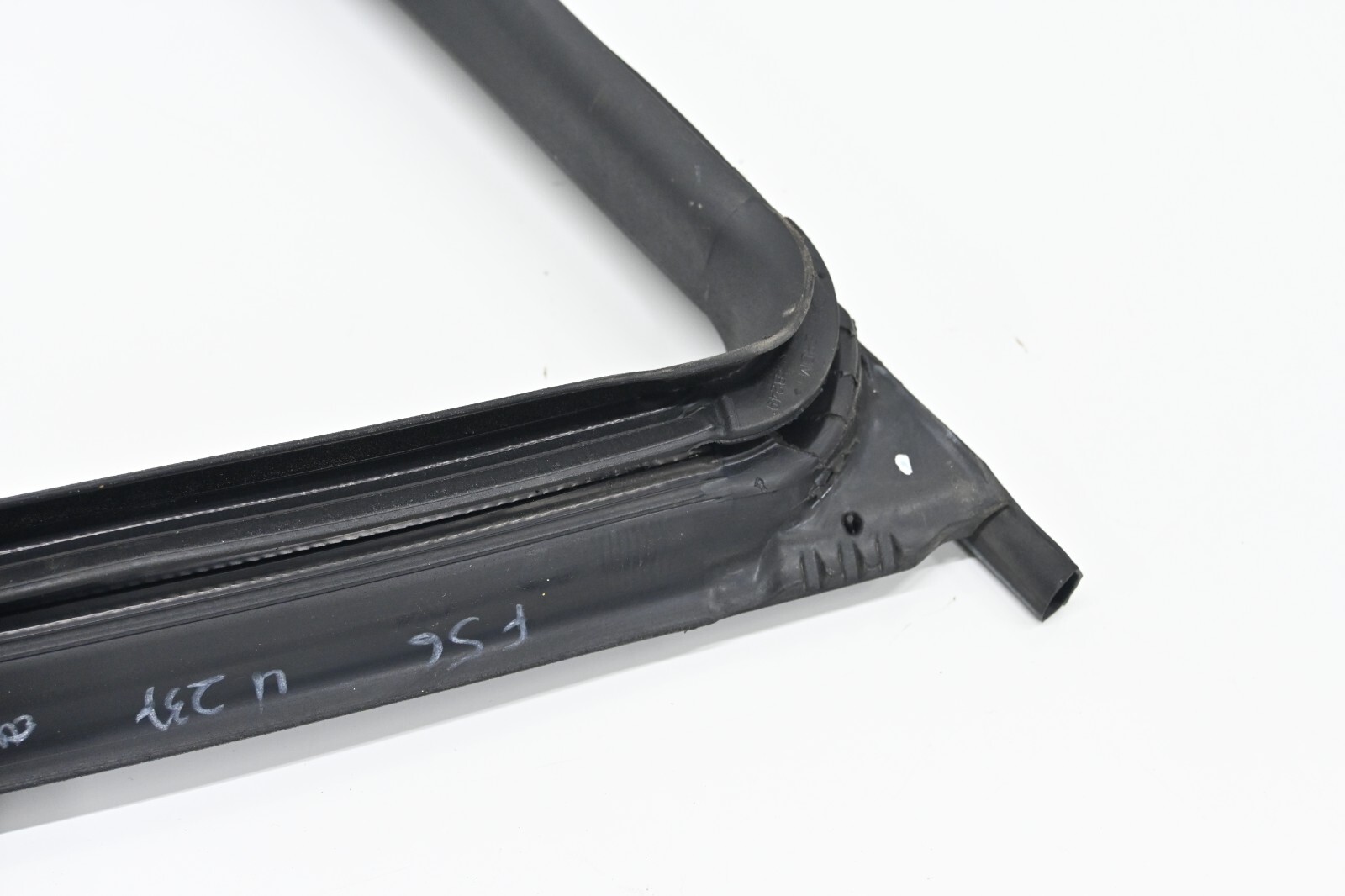 ⭐ 14-20 Maserati Ghibli Quattr Front Right Weatherstrip Rubber Gasket Seal Oem