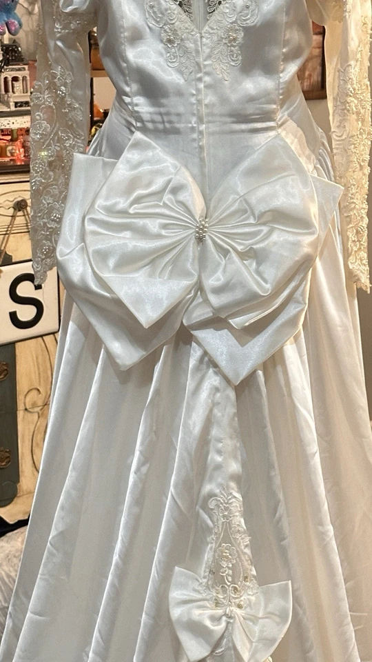 Vestido de novia vintage Alfred Angelo brillante marfil satinado manga larga Foto 3 de 4