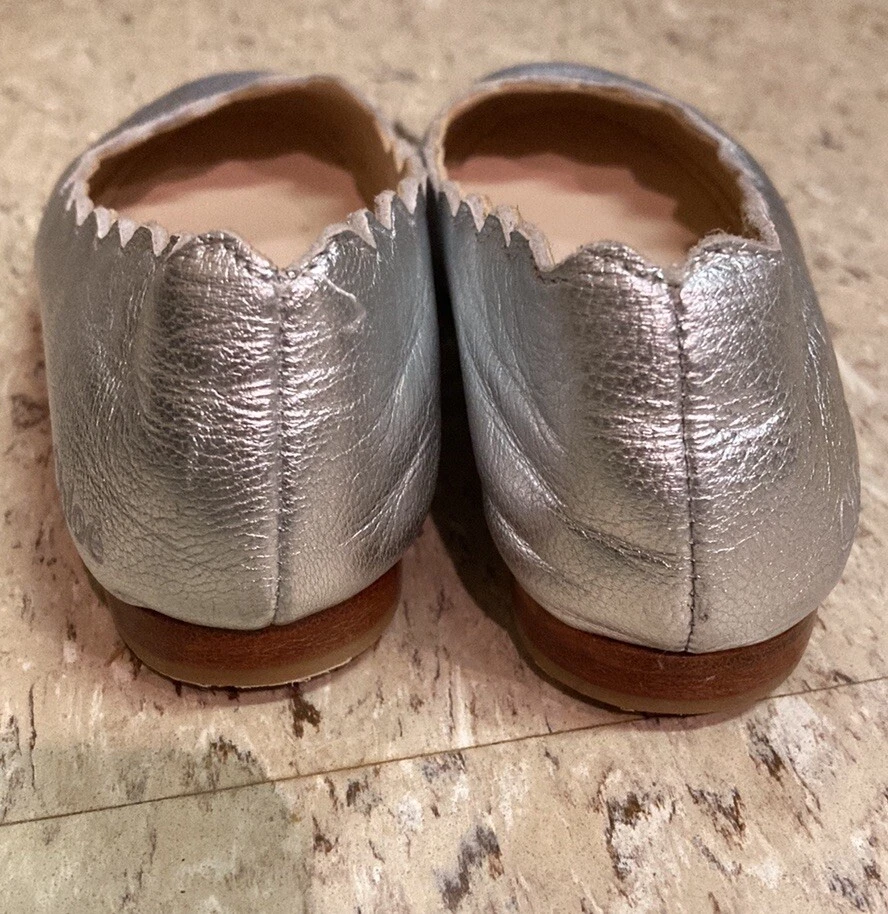 Niñas CHLOE Cuero Plateado Lauren Vieira Bailarina Zapatos Planos Talla 25 EE. UU. 8 Usado en Excelente Condición Foto 4 de 4