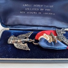 VINTAGE BOY SCOUTS OF AMERICA EAGLE SCOUT MEDAL WITH ORIGINAL BOX