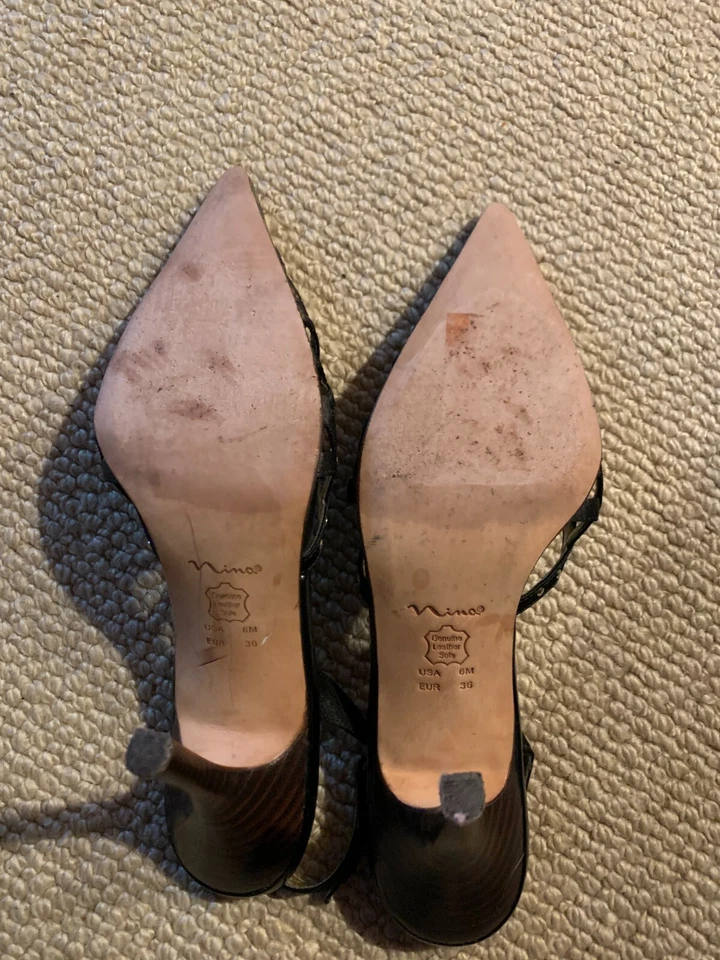 Zapatos de salón Nina todo cuero, estampado serpiente con tachuelas con recortes talla 6 Foto 4 de 4