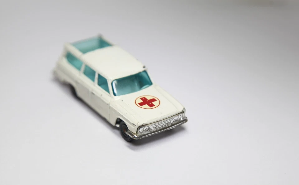 Ambulancia Husky Studebaker Wagonaire - Buen modelo original vintage años 60 Foto 4 de 4