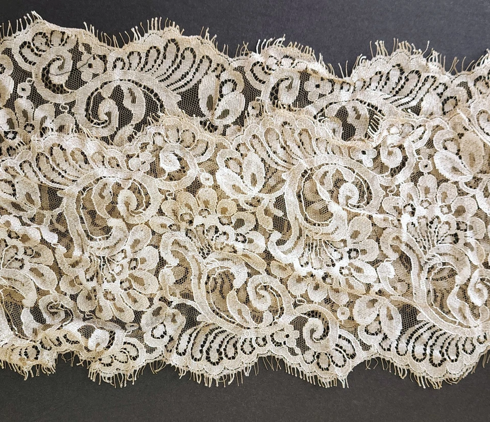 Acabamento de renda Taupe marfim couture – 1 jarda x 8 polegadas – detalhe metálico recortado - Imagem 2 de 4