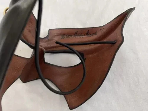 Máscara bufón de cuero firmada por Matthew Monsour Mascarada Mardi Gras Flames 2004 Foto 2 de 4