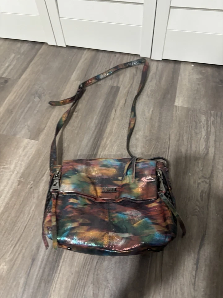 Bolso Bandolera AIMEE KESTENBERG Brillo Metálico Tie Dye Cuero Pistola Herrajes de Metal Foto 3 de 4