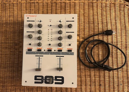 Roland DJ-99 DJ Mixer 909 - Very Little Use - 2-Channel -2016
