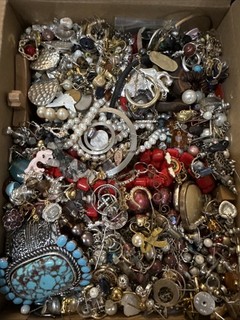 Huge Craft Lot Stone Beads Broken Jewelry Findings! 5’7”lbs! Nice Lot!