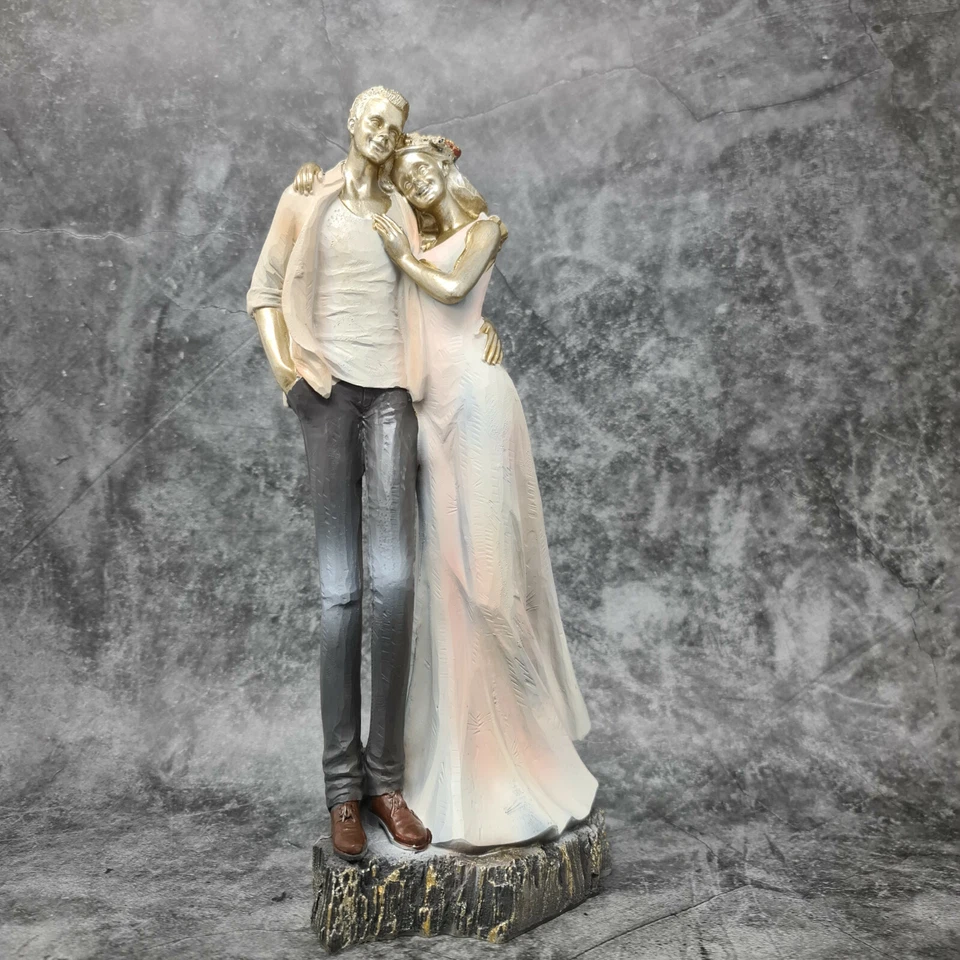 Moderne Skulptur Deko Figur Liebespaar auf Sockel mehrfarbig Höhe 27 cm - Bild 4 von 4