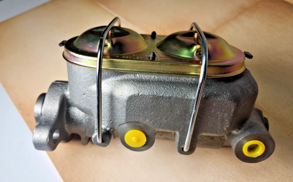 Cilindro Maestro Chevy 1" Diámetro 2 Puertos Cada Lado con Accesorios y Adaptador MC1321H Foto 4 de 4