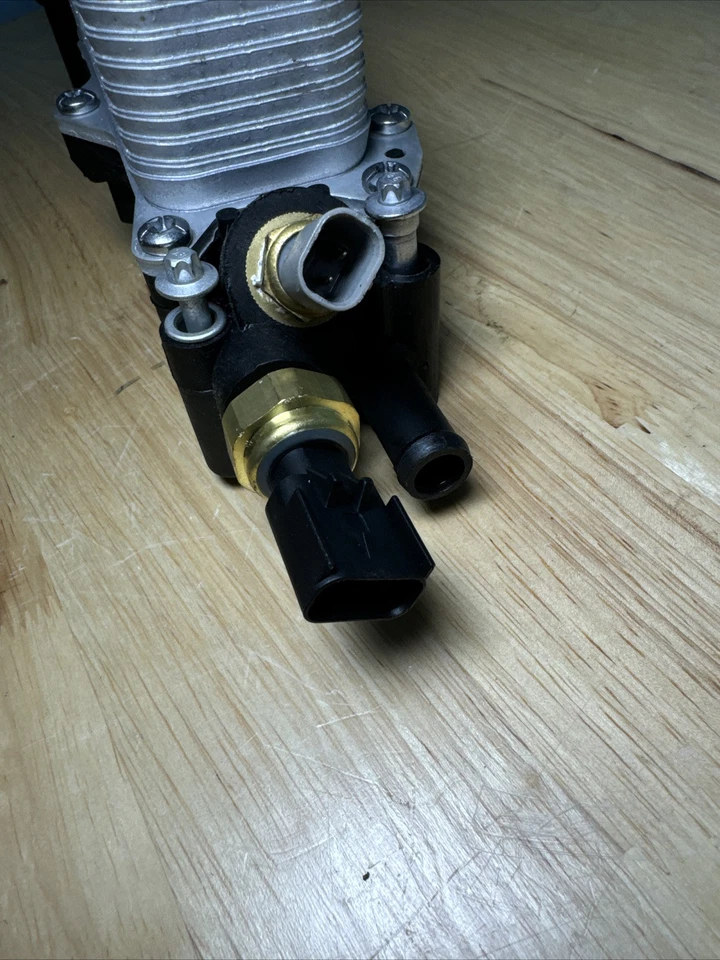 Conjunto de carcasa y enfriador de filtro de aceite de motor Chrysler 300 Foto 3 de 4