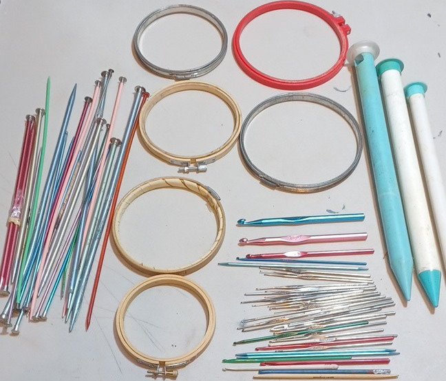 HOLD TITE Round Embroidery Hoop Lot, Sewing Lot.