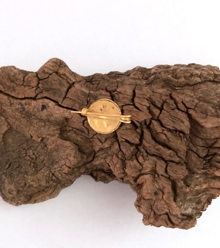 Broche prendedor de peroné miniatura medieval dorado decoración floral alrededor del año 1000 dC - Imagen 5 de 8