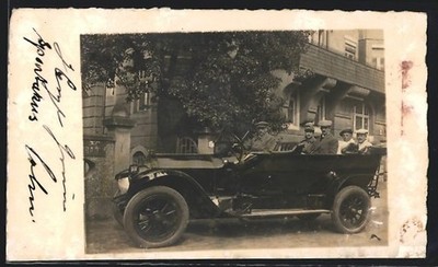 Foto-AK Auto Mercedes, Chauffeur in seinem Wagen mit zwei Pärchen auf den Passa 