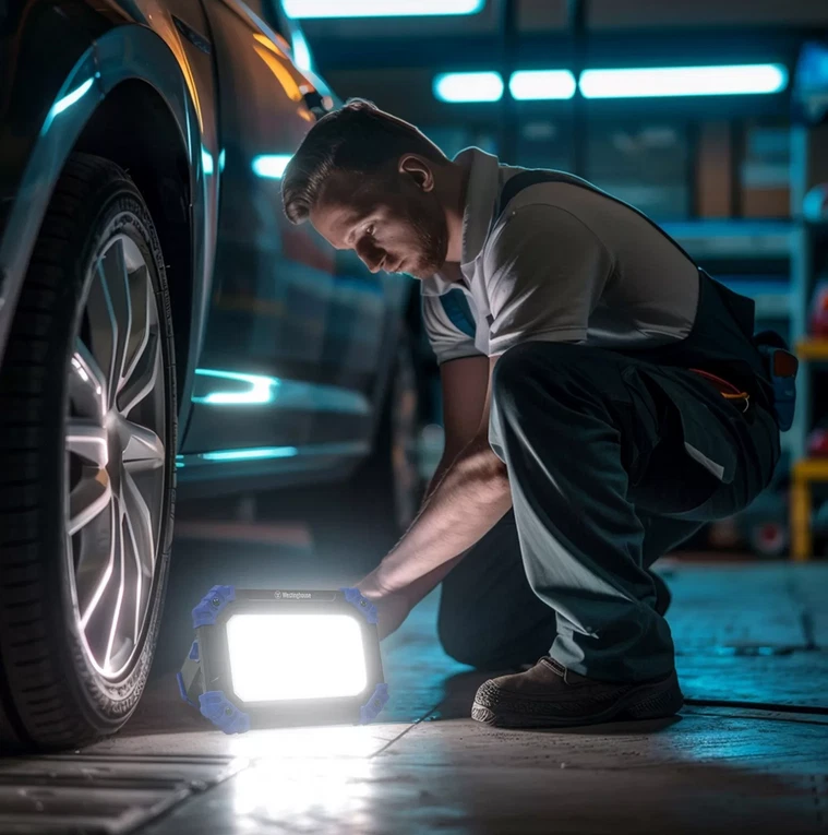 Luz de trabajo portátil recargable LED Westinghouse 2000 lúmenes (juego de 2) Foto 3 de 4