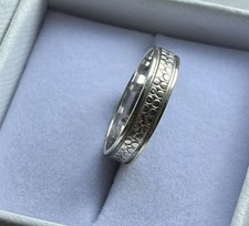 9ct white gold patterned band ring size N 2.3g