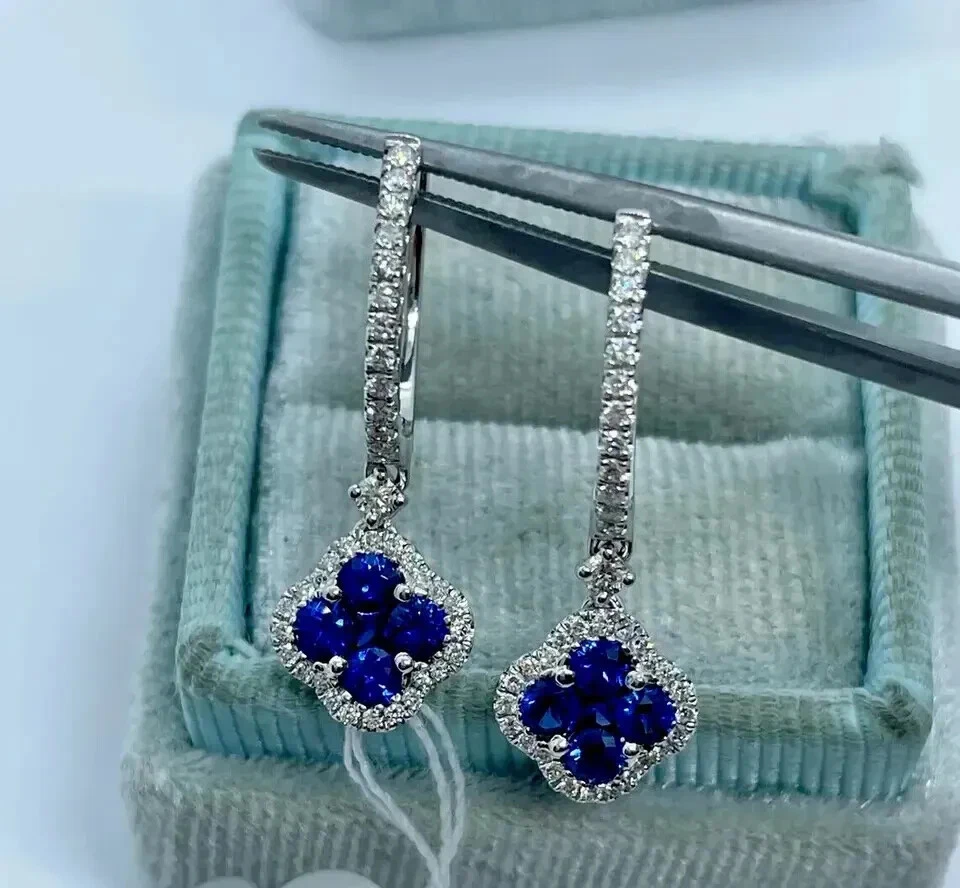 Pendientes colgantes de trébol de zafiro de corte redondo de 2 quilates enchapados en oro blanco de 14 quilates Foto 3 de 4