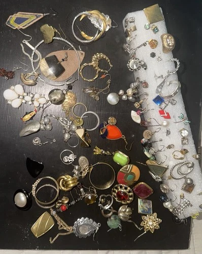 Vintage Single Earring Jewelry Lot!!! Gold/Silver Tone!  Trifari Monet Napier