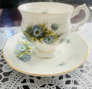VINTAGE ELIZABETHAN STAFFORDSHIRE FINE BONE ENGLISH CHINA TEACUP SAUCER FOOTED
