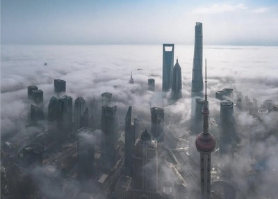 Selbstklebende Tapete Shanghai in the fog from above