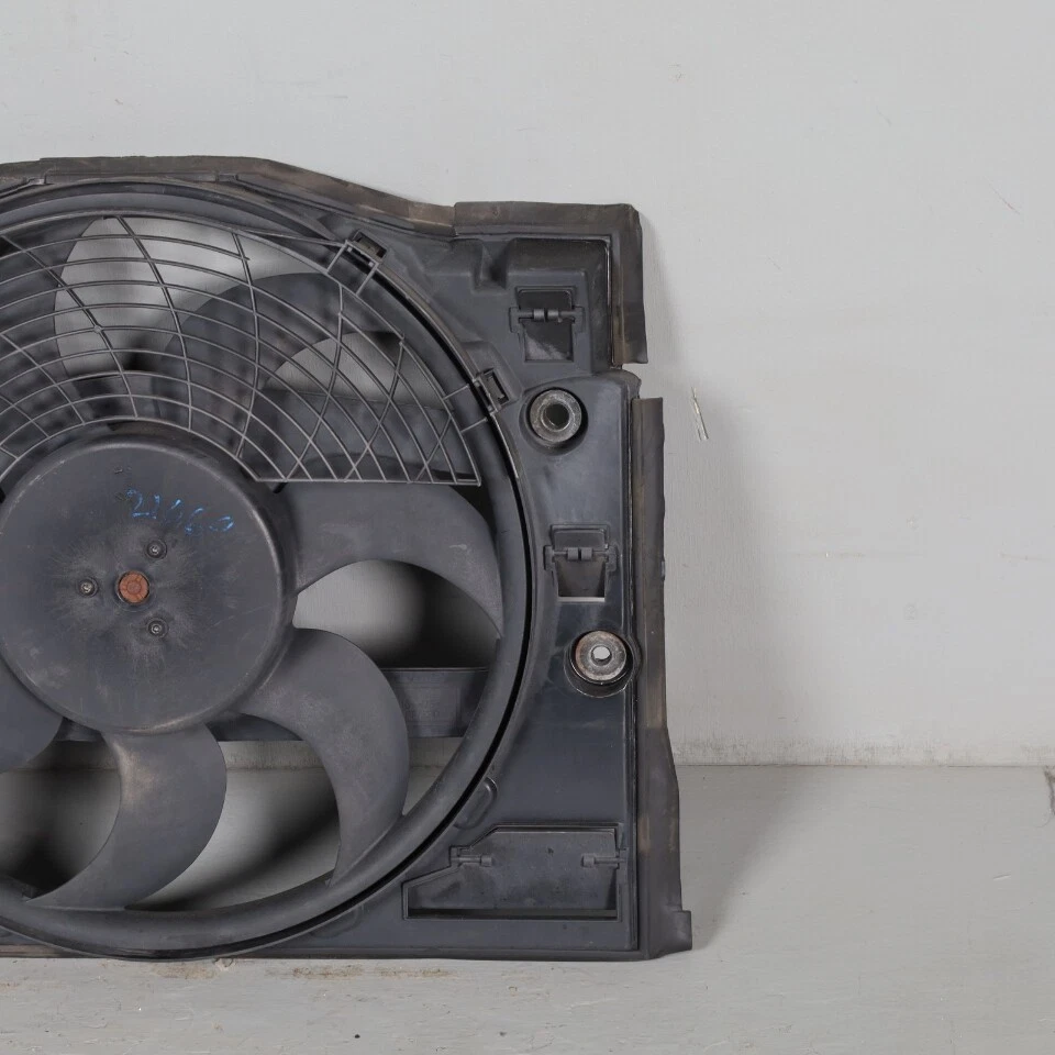 2008-2013 BMW 335i / 2012-2015 BMW X1 Radiator Fan 67327561712 OEM Used - Imagem 3 de 4