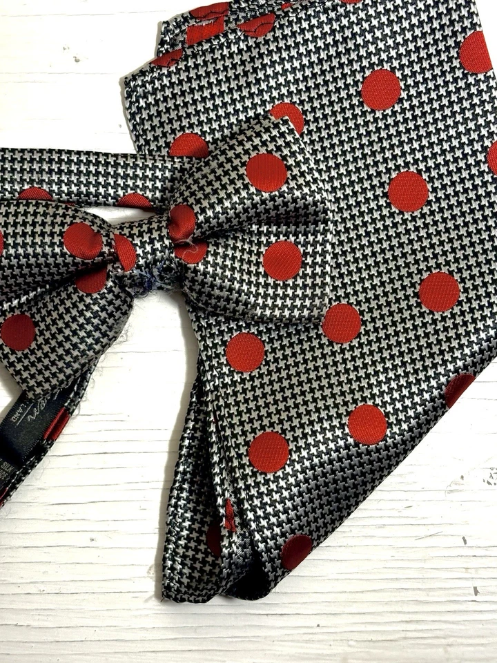 Pañuelo cuadrado de bolsillo a juego de pajarita tejida a lunares gris y rojo Foto 3 de 3