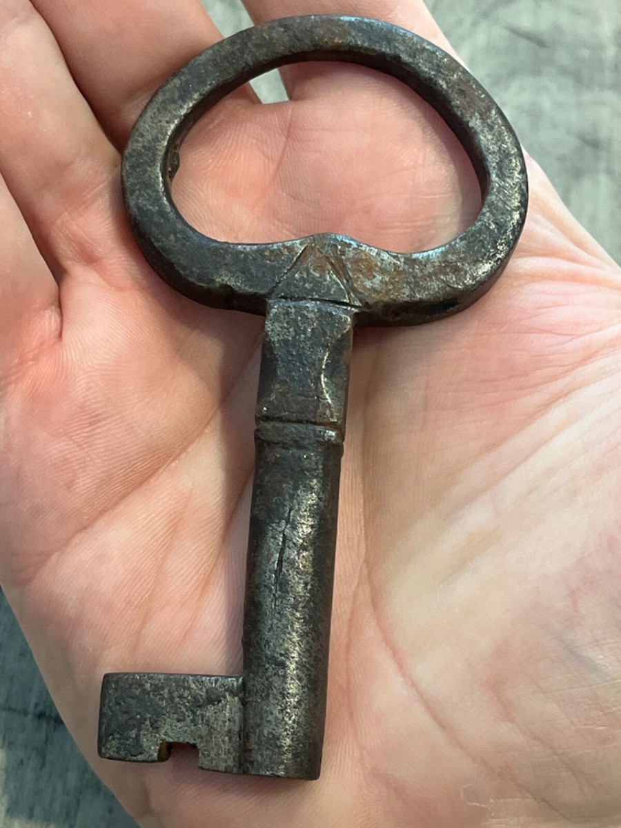 key bow 1800s or older French chateau wrought iron key bow to triangle