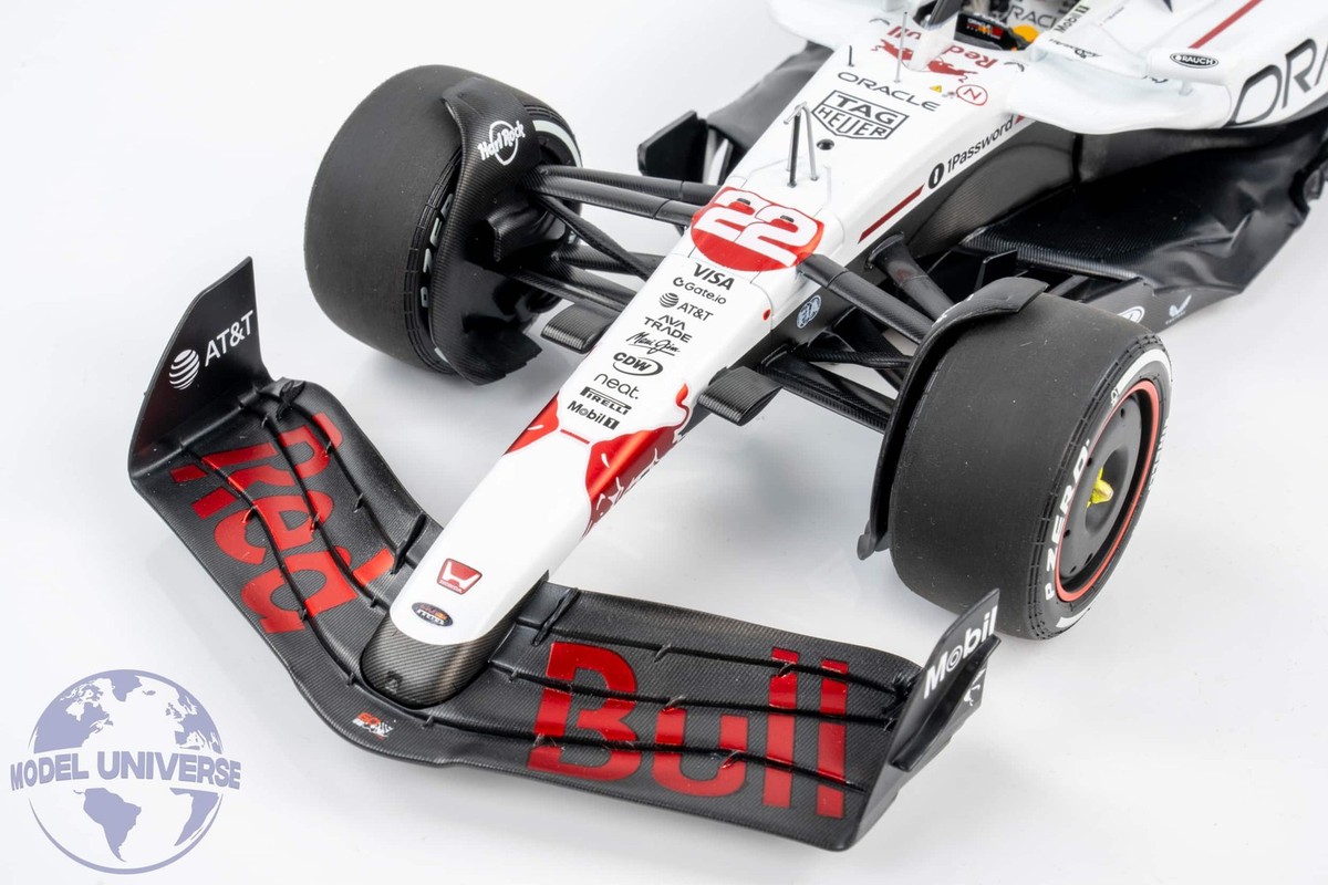 Minichamps - 1:18 Red Bull Racing RB21 No.22 Yuki Tsunoda