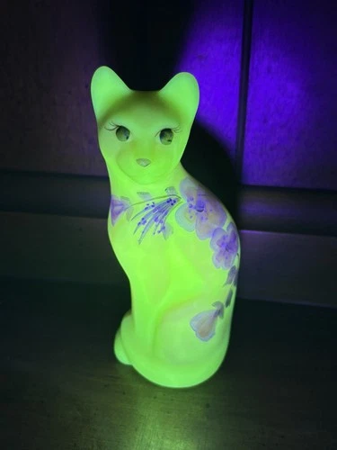 Fenton Uranium Vaseline Painted Burmese Cat Limited Signed Bill Fenton Numbered