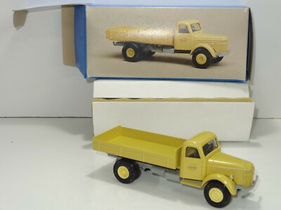 Conrad 280878 VOLVO 1947 WITH TIPPING REAR  (324) 1/43