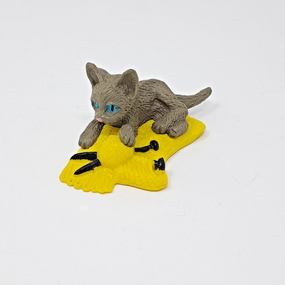 Kitty in My Pocket 1994 M. E. G. Inc blue eyes grey cat w/ yellow yarn figurine