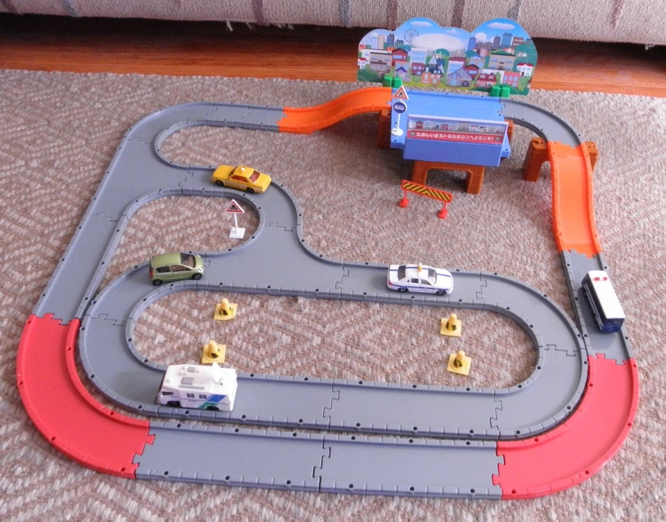 Takara Tomy Tomica Town Road Set with (5) Vehicles (USED READ) - Image 4 of 4