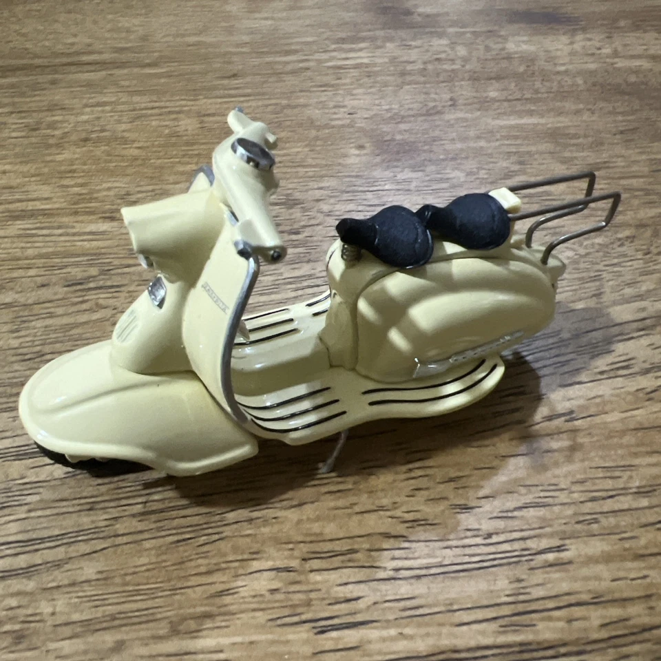 Xonex Cleve Oh Lambretta Scooter Cream Vespa Die Cast Pedal Vehicle Miniature - Image 4 of 4