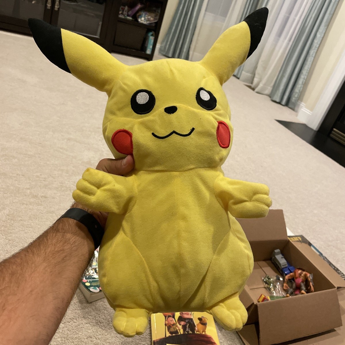 BANDAI Pokémon - Peluche Pikachu - Peluche 20 cm Toute Douce de Pikachu