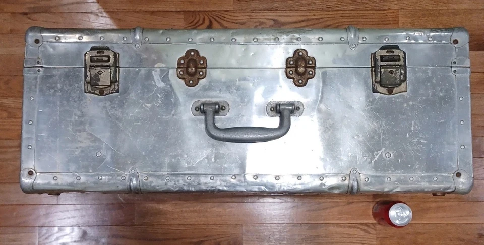 Mala grande vintage de alumínio rebitada 28" X 20" X 10,5" - Imagem 3 de 4