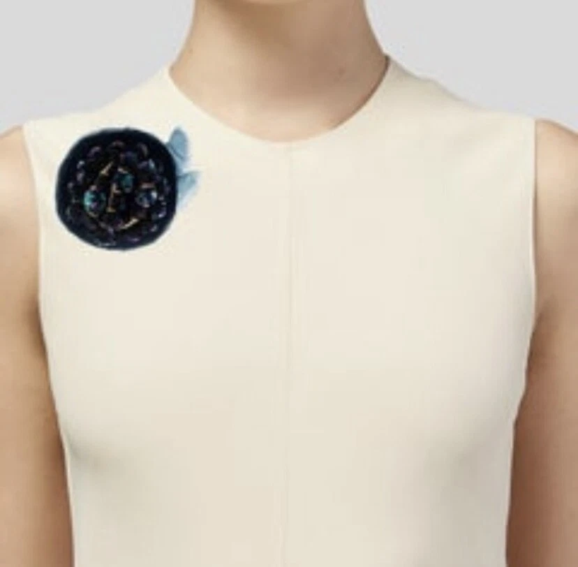 Broche de lentejuelas LULU FROST ROSA CAMELIA PRECIO DE VENTA SUGERIDO POR EL FABRICANTE 350 USD Foto 2 de 4