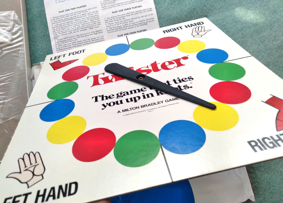 VINTAGE 1987 TWISTER A STOCKIN' FEET GAME COMPLETE MILTON