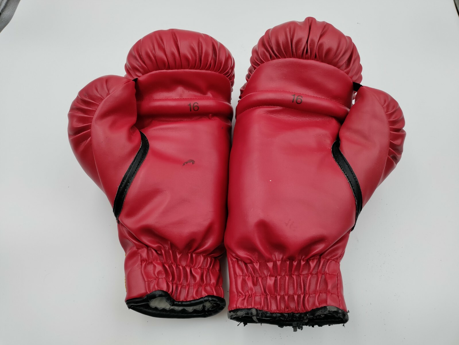 Everlast Laceless Leather Red 16 oz Boxing Gloves PreOwned with Red