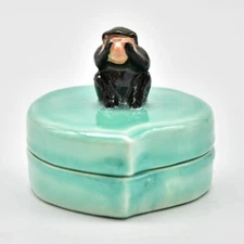 Japanese incense container 'Peach and monkey' by Kawasaki Waraku