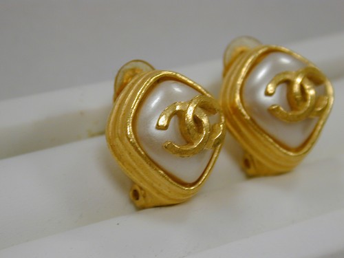 CHANEL CC Logo Rhombus Shape Pearl Gold Earrings Clip-On 97A Vintage - Picture 2 of 9