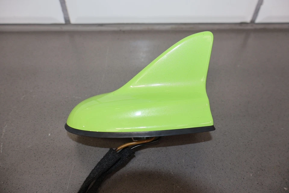 Antena de aleta de tiburón montada en techo Dodge Challenger 15-22 (Sublime Pearlcoat PFB) Foto 2 de 4