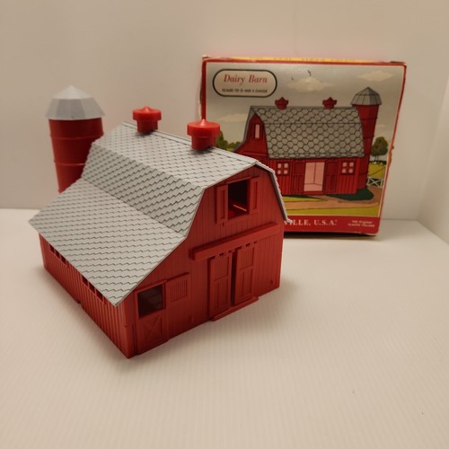 Granero lechero vintage escala O/S Plasticville 1622-100 rojo con techo gris | Zustand: Used