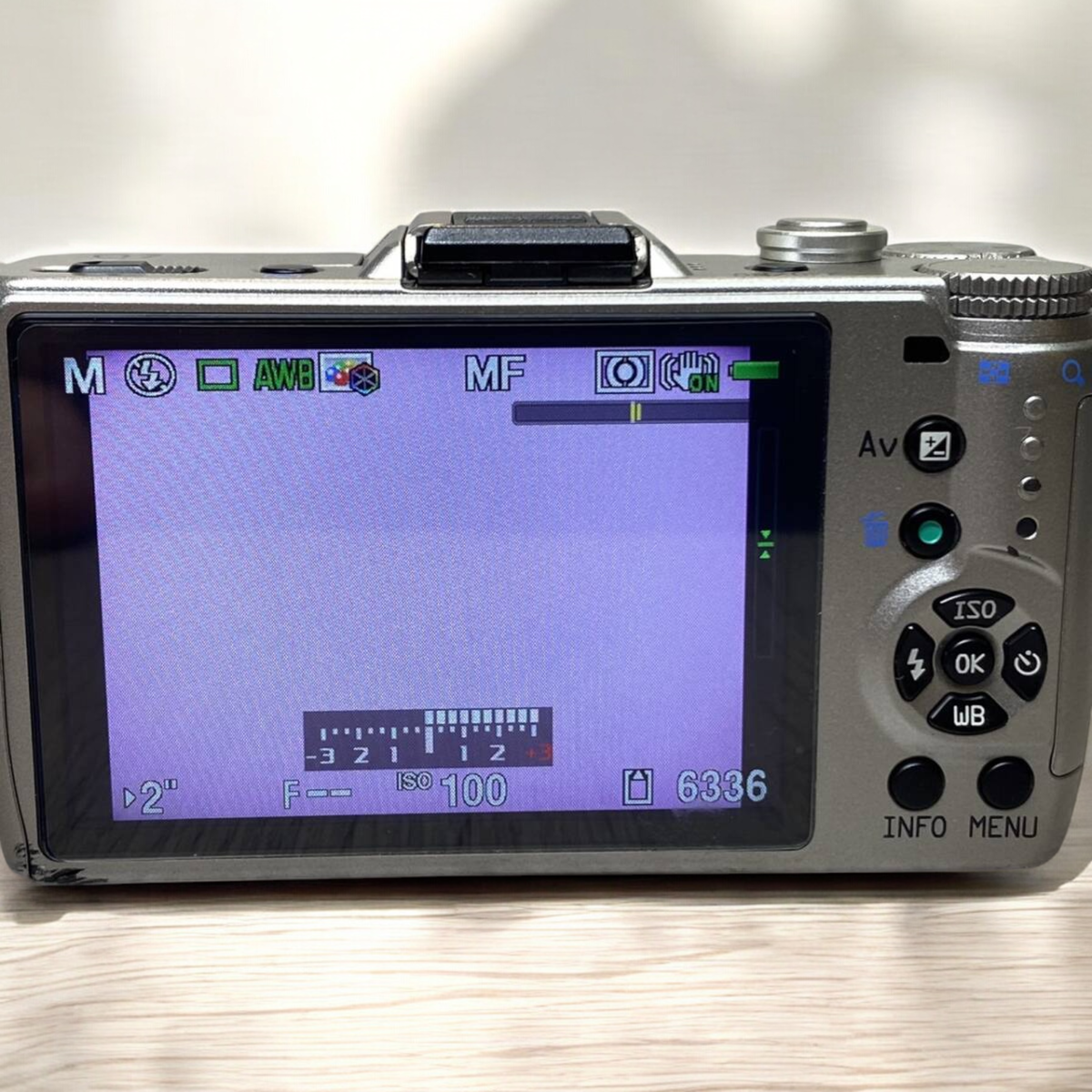 Pentax Q7 Silver 12.4MP Digital Camera w/ 5-15mm lens [Near Pentax Q7 Silver 12.4MP Digital Camera w/ 5-15mm lens [Near