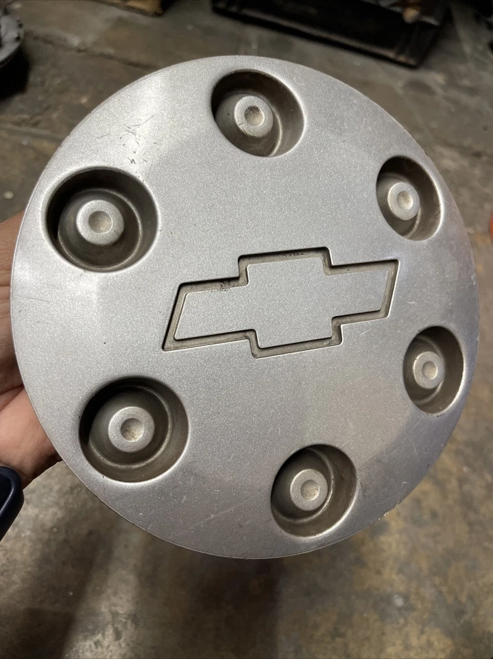 Chevrolet Colorado 2004-2009 tapa central plateada OEM 9593979. Foto 3 de 3